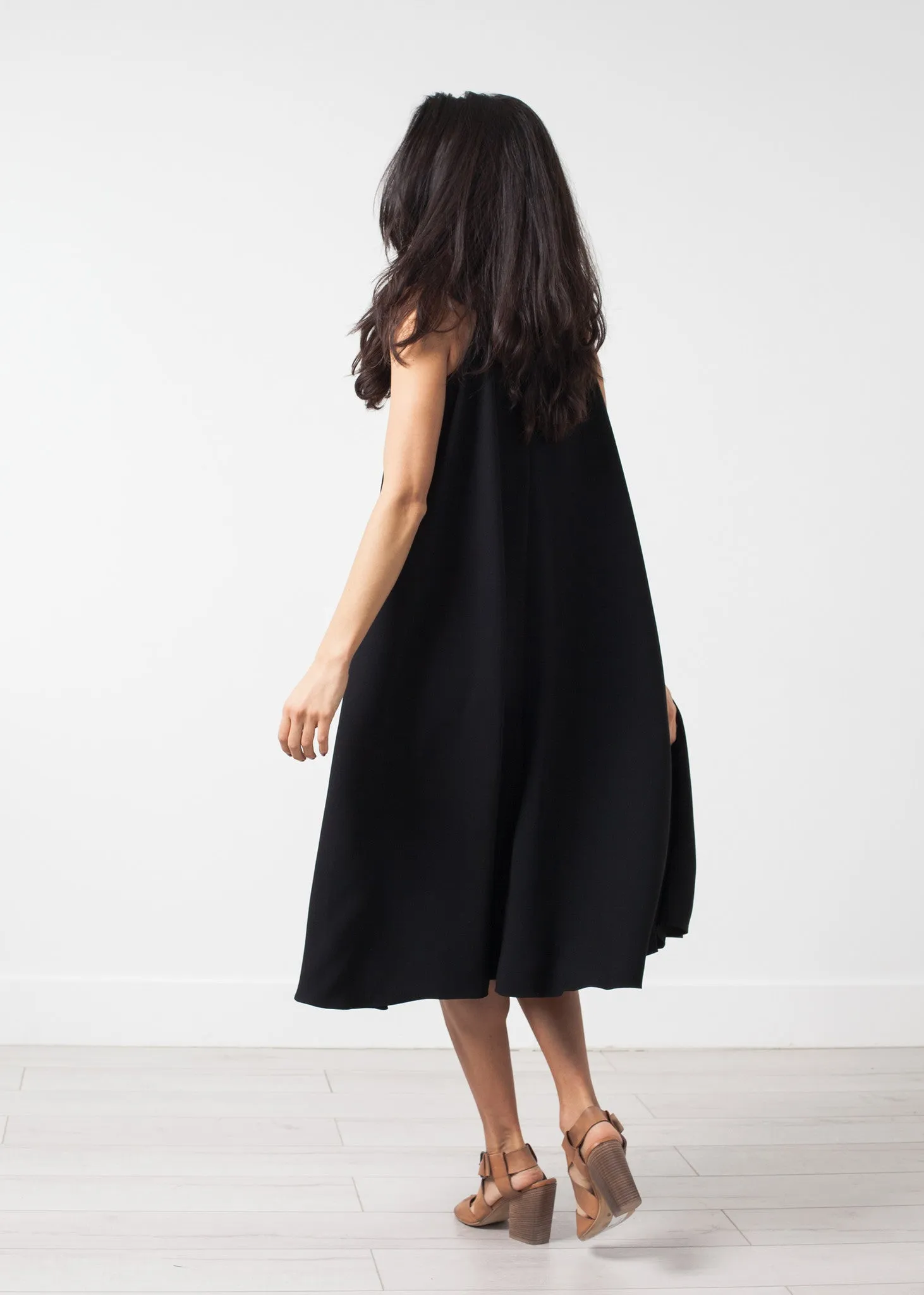 Sleeveless Flow Dress - A Stylish and Fashionable Choice