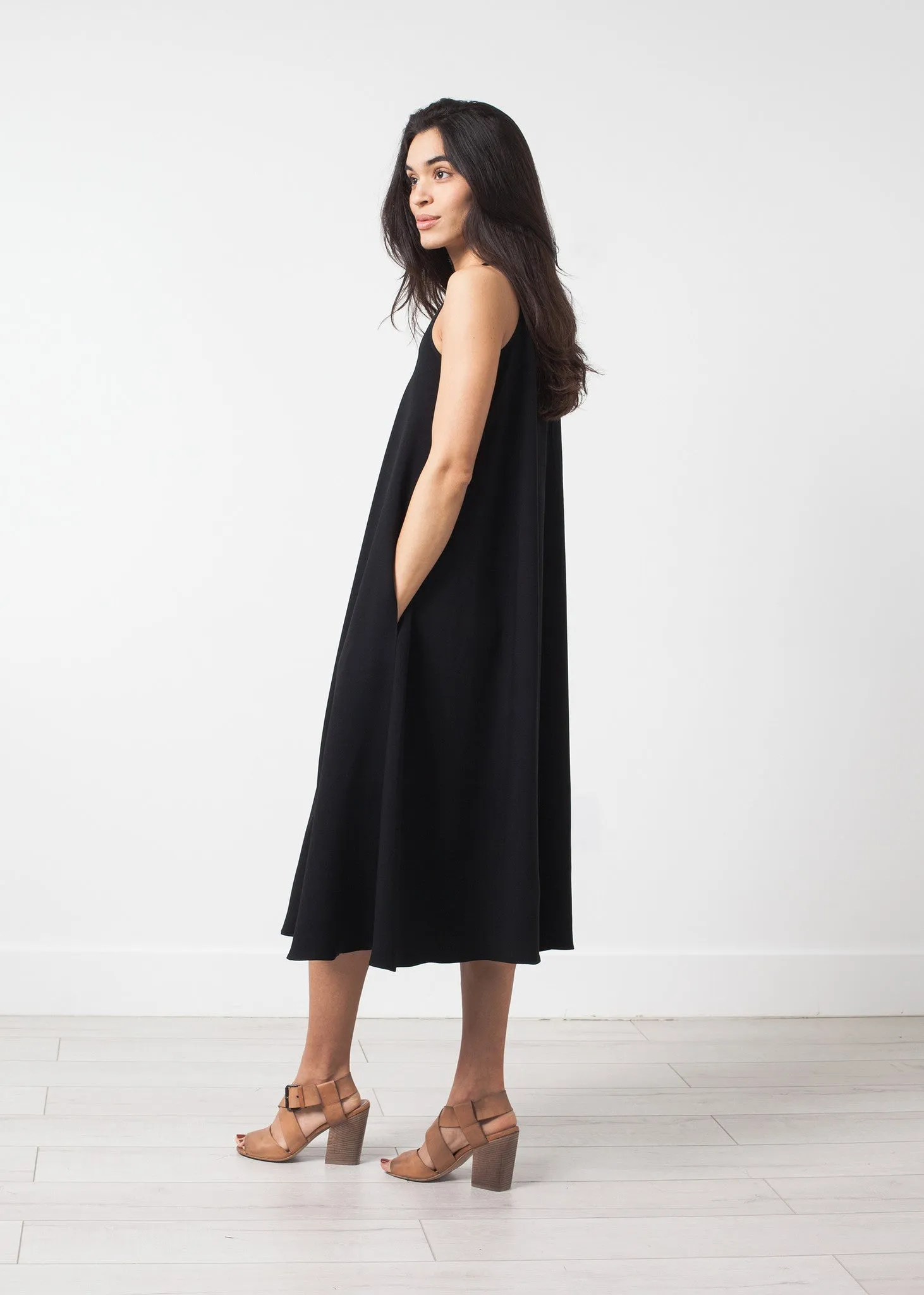 Sleeveless Flow Dress - A Stylish and Fashionable Choice