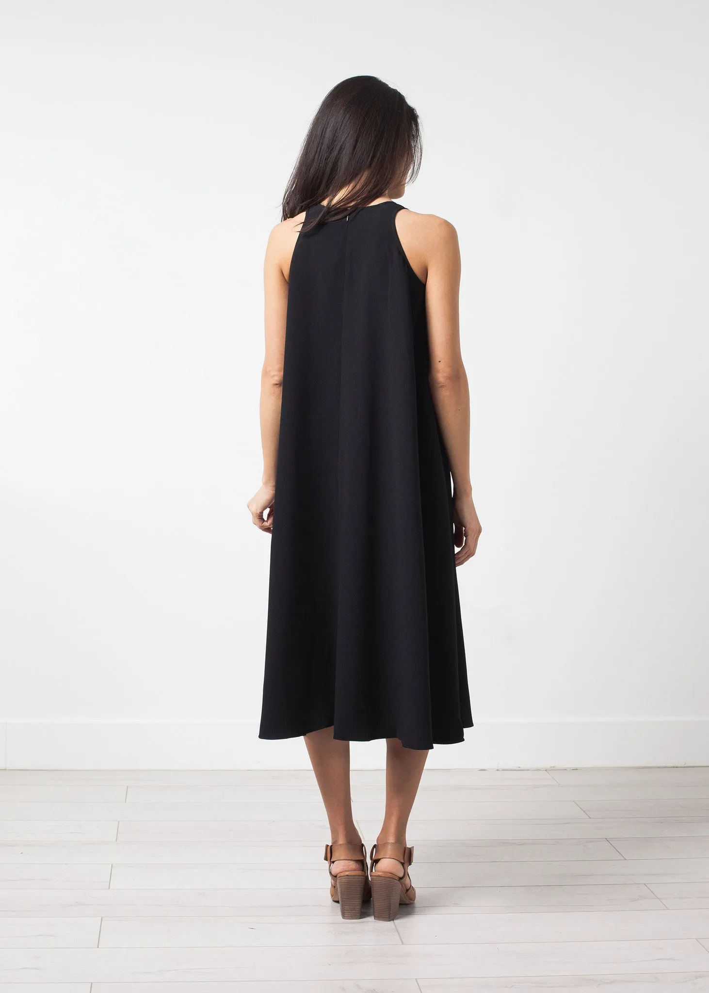 Sleeveless Flow Dress - A Stylish and Fashionable Choice