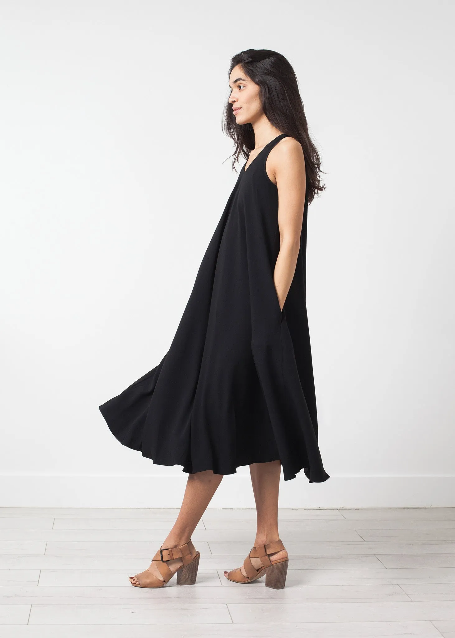Sleeveless Flow Dress - A Stylish and Fashionable Choice