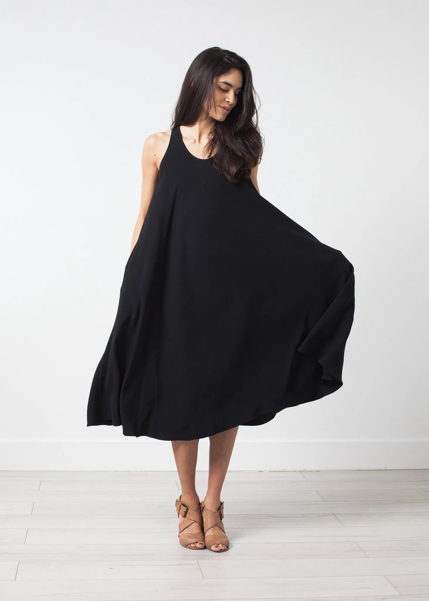 Sleeveless Flow Dress - A Stylish and Fashionable Choice