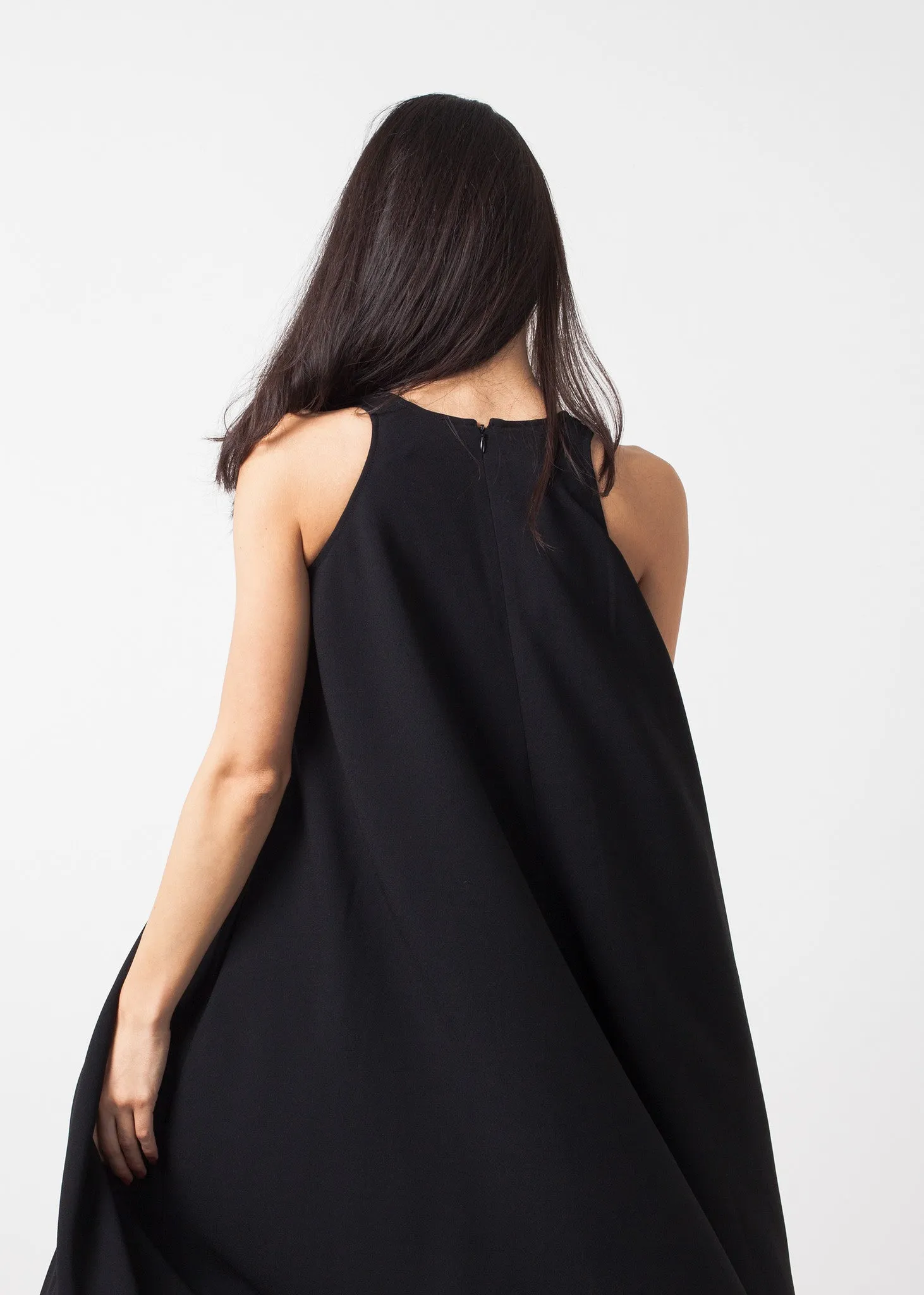 Sleeveless Flow Dress - A Stylish and Fashionable Choice